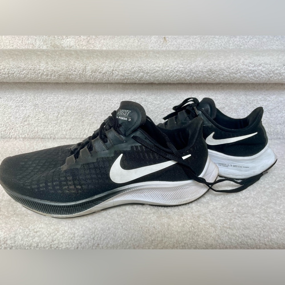 Nike Black Athletic Running Shoes with Cushioned Sole